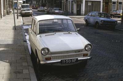 853968 Afbeelding van een Daf 33 Deluxe (11-50-XF) in de Johannes de Bekastraat te Utrecht.